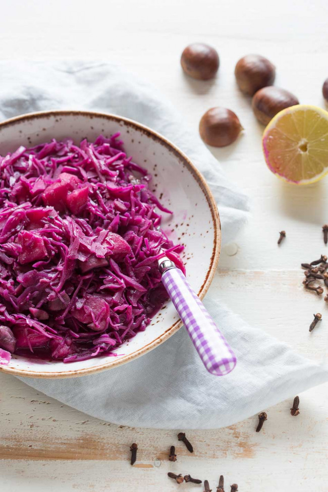 Red cabbage with apple and chestnuts