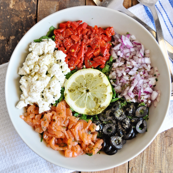 Smoked Salmon And Spinach Salad With Lemon Herb Dressing