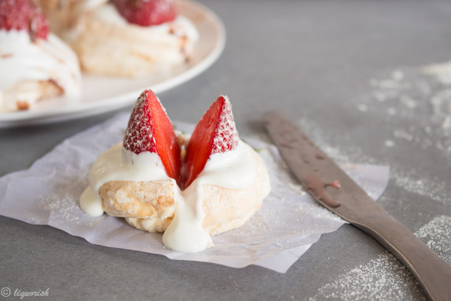 Mini Pavlova with strawberry and cream