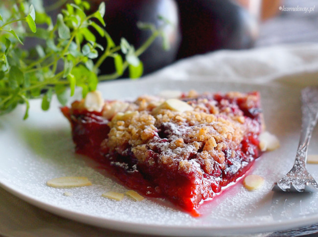 Easy plum tart with streusel