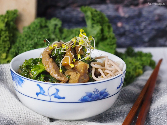 Asian-style beef with kale and mushrooms