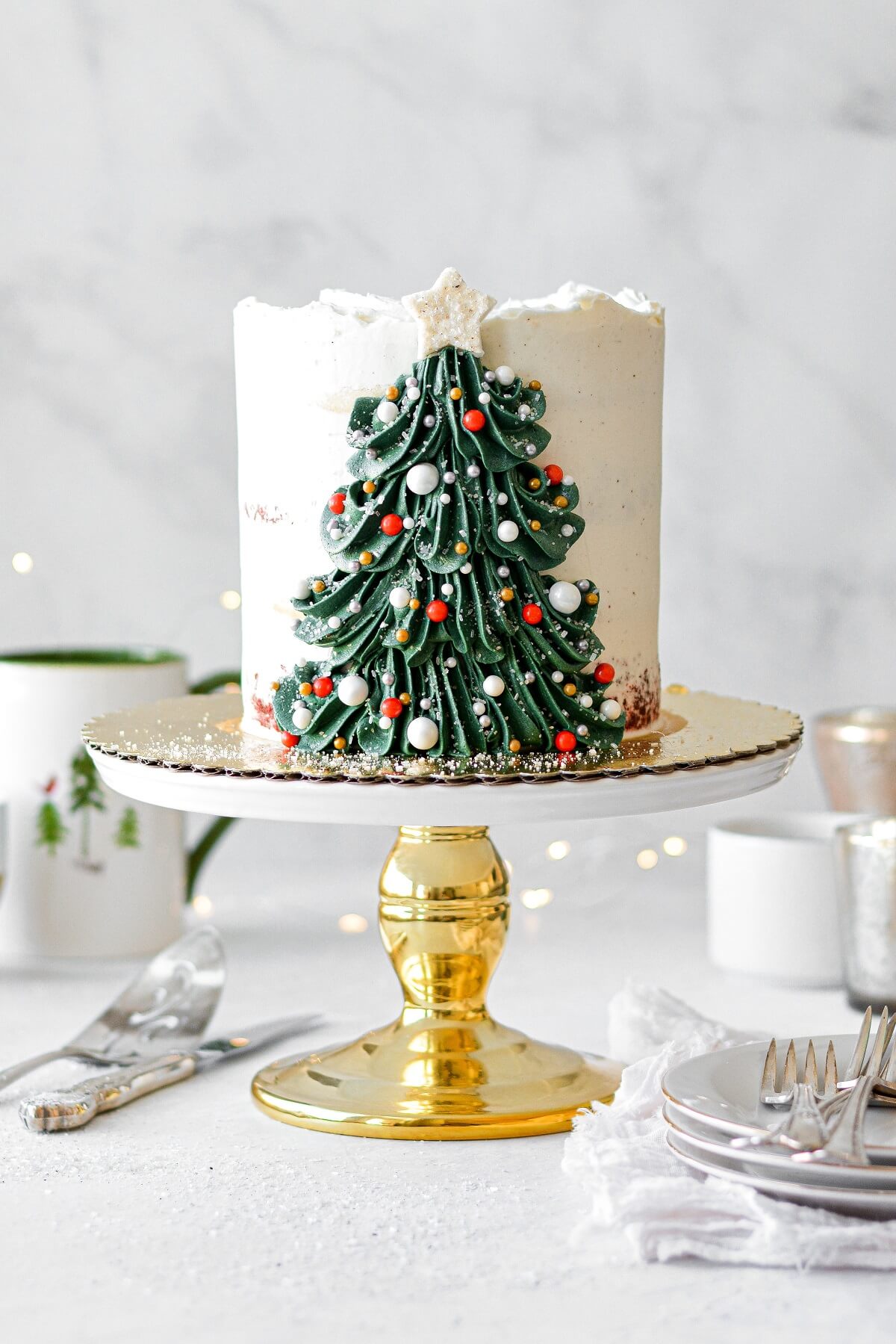 An Elegant Christmas Tree Cake 
