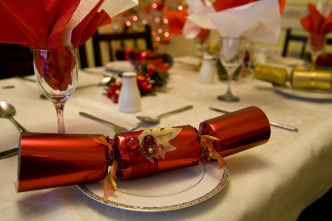 Simple Christmas Table Decorations and Settings